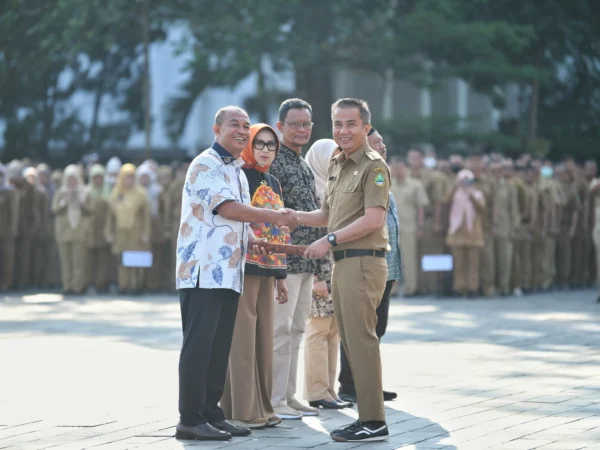 Ist. Pj Gubernur Jabar Bey Machmudin (kanan) saat berikam SK Pensiun kepada dua Kadis. Dok. Humas Jabar.