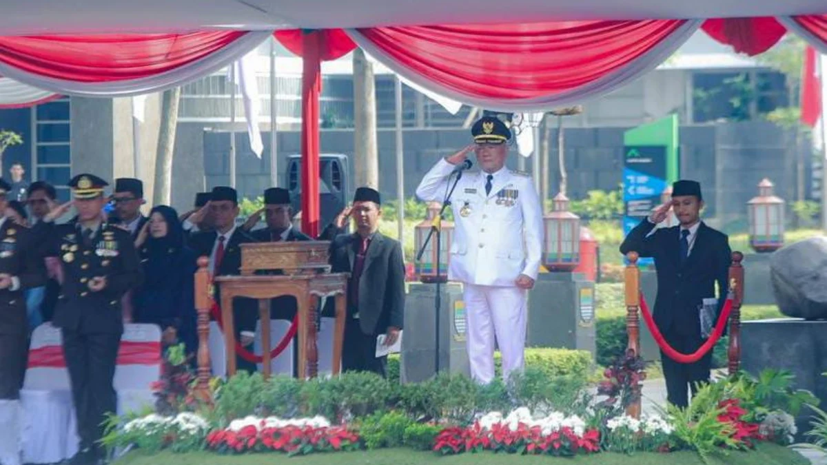 Penjabat (Pj) Wali Kota Bandung, Bambang Tirtoyuliono saat memimpin upacara peringatan HUT RI ke-79 di Balai kota Bandung, Sabtu (17/8). Foto Istimewa