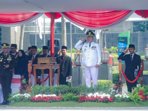 Penjabat (Pj) Wali Kota Bandung, Bambang Tirtoyuliono saat memimpin upacara peringatan HUT RI ke-79 di Balai kota Bandung, Sabtu (17/8). Foto Istimewa