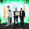 Direktur Keuangan bank bjb Hana Dartiwan saat menerima Penghargaan dalam Acara Indonesia Finance Award dan Indonesia Leader Award 2024 yang digelar di Hotel Artotel Suites Mangkuluhur, Jakarta, pada 12 Agustus 2024.