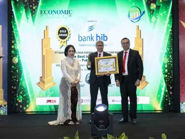 Direktur Keuangan bank bjb Hana Dartiwan saat menerima Penghargaan dalam Acara Indonesia Finance Award dan Indonesia Leader Award 2024 yang digelar di Hotel Artotel Suites Mangkuluhur, Jakarta, pada 12 Agustus 2024.