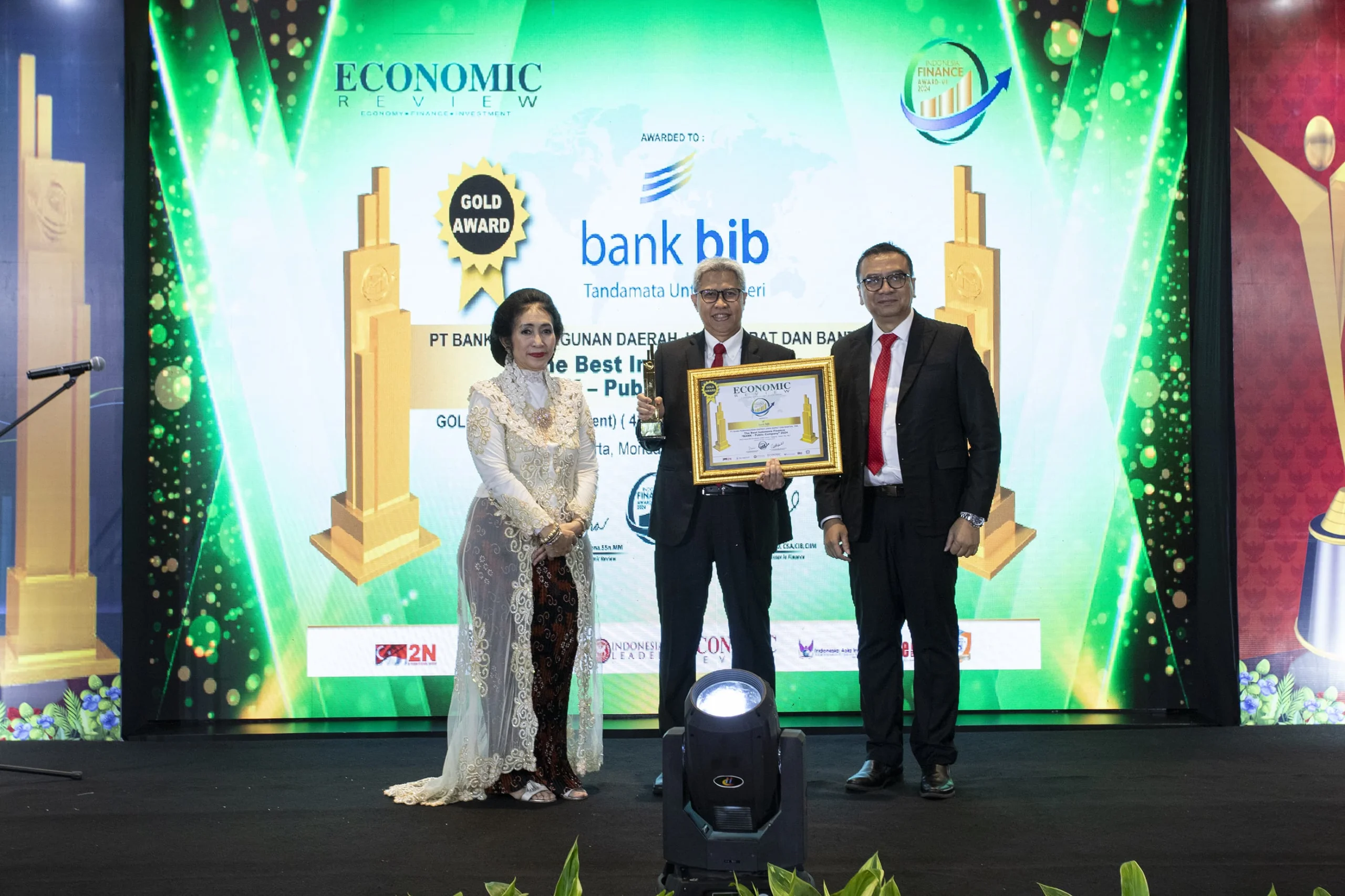 Direktur Keuangan bank bjb Hana Dartiwan saat menerima Penghargaan dalam Acara Indonesia Finance Award dan Indonesia Leader Award 2024 yang digelar di Hotel Artotel Suites Mangkuluhur, Jakarta, pada 12 Agustus 2024.