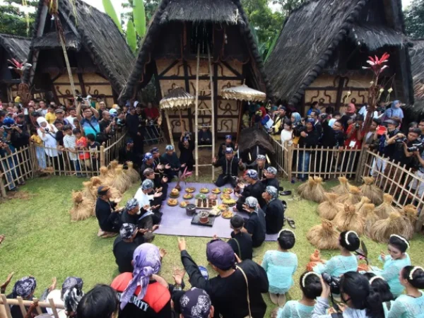 Salah satu tradisi upacara khas Sunda unik bernama Serentaun.