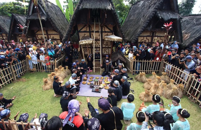 Salah satu tradisi upacara khas Sunda unik bernama Serentaun.