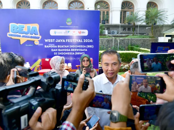 Penjabat Gubernur Jabar Bey Machmudin yang menargetkan kunjungan 65 ribu di West JAva Festival 2024.