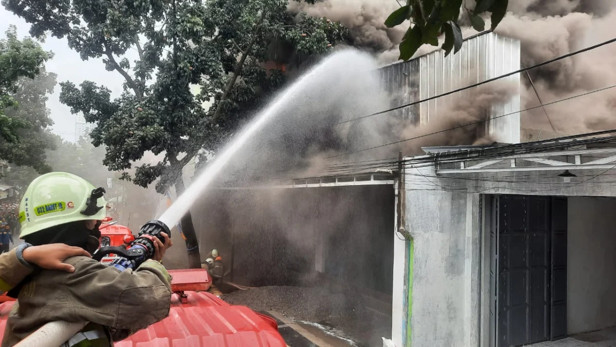 Peristiwa kebakaran menimpa dua bangunan di kawasan pertokoan, Jln. Cibaduyut, Bojongloa Kidul, Kota Bandung, pada Kamis (8/7).