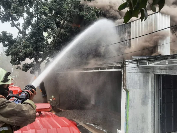 Peristiwa kebakaran menimpa dua bangunan di kawasan pertokoan, Jln. Cibaduyut, Bojongloa Kidul, Kota Bandung, pada Kamis (8/7).