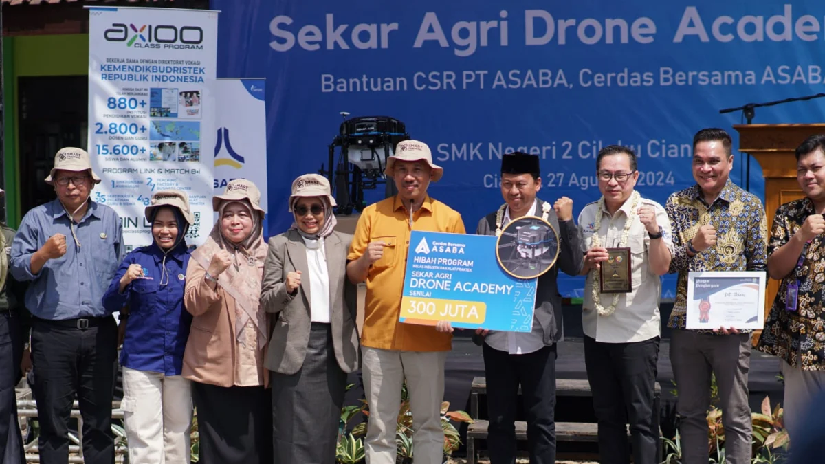 Foto Bersama (KIKA): Kepala Baperida, Aris Munandar; KS SMKN 2 Cilaku, Siti Maspupah, SPD, MPd; kepala TPHPKP, Nurdiyati, SHut, MP;KCD Wilayah VI, Hj Nonong Winarni,SPd, MPd; llt Sekdis/Kepala Bid. SMK, Edi Purwanto,MM; ASFA III, R.Dedi Sudrajat,SE.M.Ap; Senior General Manager PT ASABA, Mardiono; Educational and technology Manager PT. ASABA, Simon Bone dan Deputi Direktur Axioo Class Program, AF Muzaki.