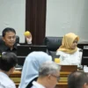 Sekda Jabar Herman Suryatman memperlihatkan mangga gedong gincu yang rencanaka akan diekspor pedana ke Jepang, saat rapat finalisasi di Ruang Rapat Papandayan, Gedung Sate, Kota Bandung, Kamis (15/8/2024).