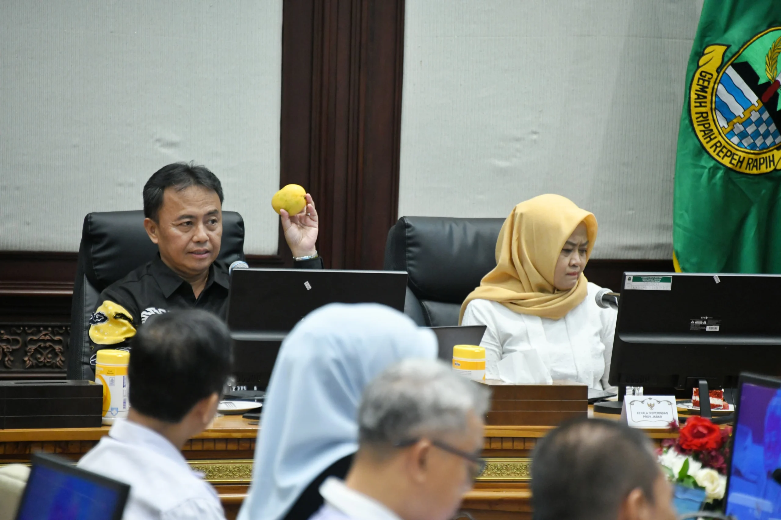 Sekda Jabar Herman Suryatman memperlihatkan mangga gedong gincu yang rencanaka akan diekspor pedana ke Jepang, saat rapat finalisasi di Ruang Rapat Papandayan, Gedung Sate, Kota Bandung, Kamis (15/8/2024).