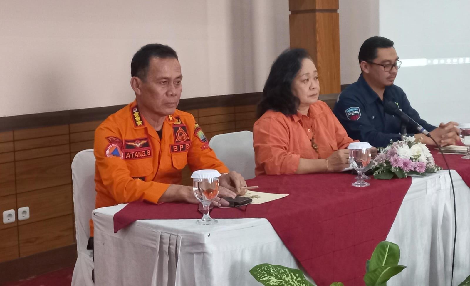 Kalak BPBD Kabupaten Sumedang, Atang Sutarno (ujung kiri) saat melakukan rapat koordinasi bersama stakeholder terkait.