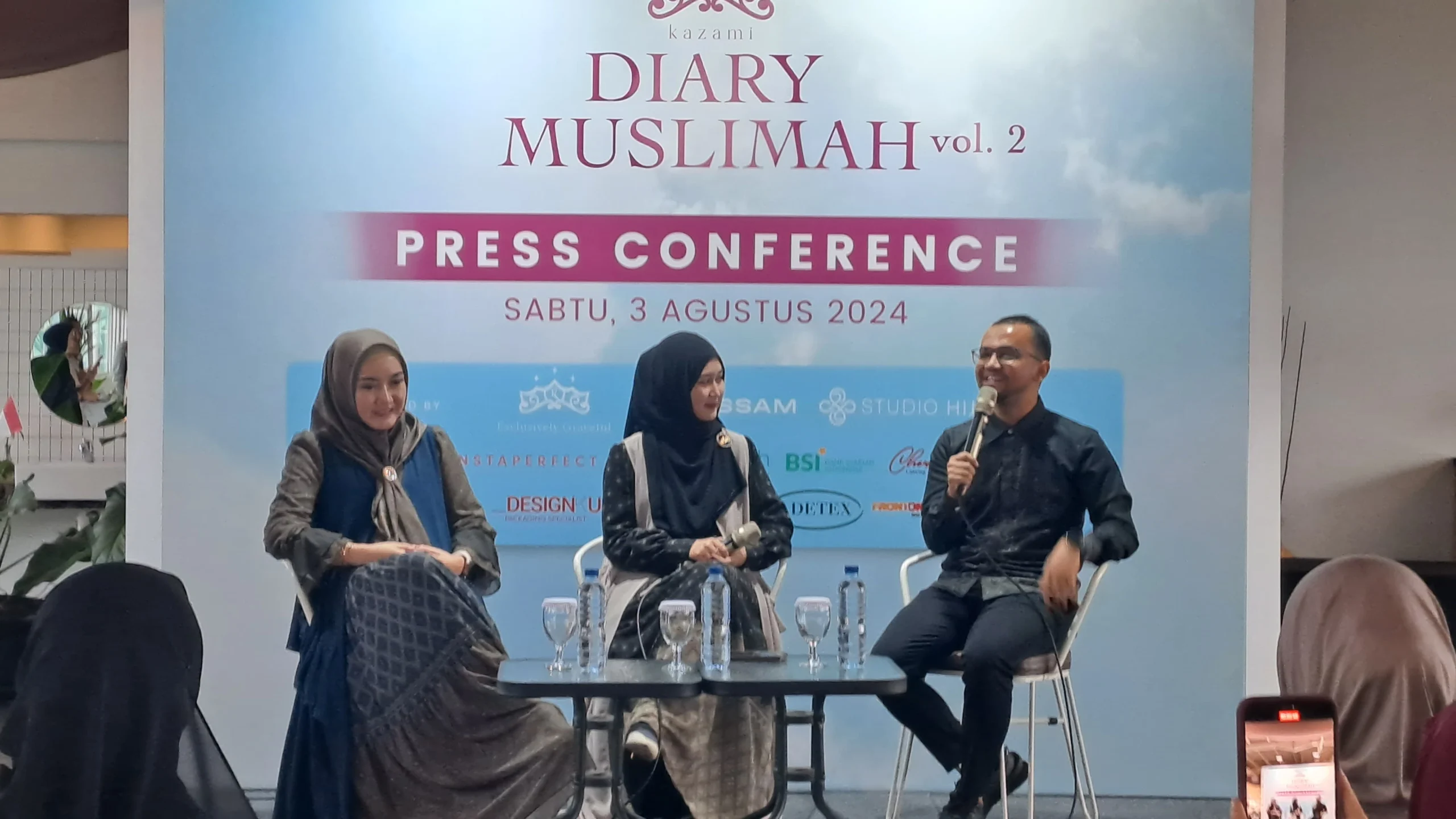 Konferensi pers dari KAZAMI yang akan menggelar Diary Muslimah Vol. 2, di Rooftop Front One Hotel Jalan Peta, Kota Bandung, pada Sabtu, 3 Agustus 2024.