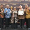 Pj Wali Kota Banjar Hj Ida Wahida Hidayati (tengah) menerima penghargaan UHC Award, Kamis 8 Agustus 2024. (Istimewa)