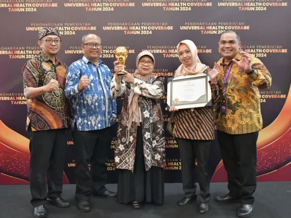 Pj Wali Kota Banjar Hj Ida Wahida Hidayati (tengah) menerima penghargaan UHC Award, Kamis 8 Agustus 2024. (Istimewa)