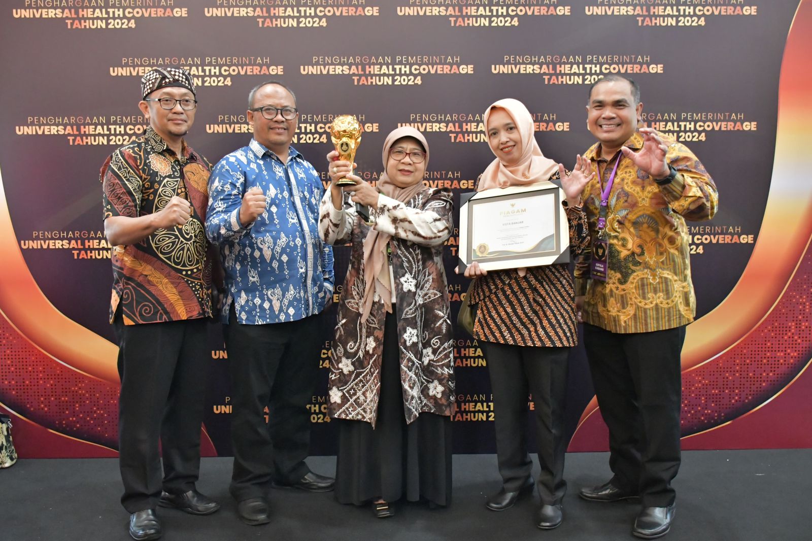 Pj Wali Kota Banjar Hj Ida Wahida Hidayati (tengah) menerima penghargaan UHC Award, Kamis 8 Agustus 2024. (Istimewa)