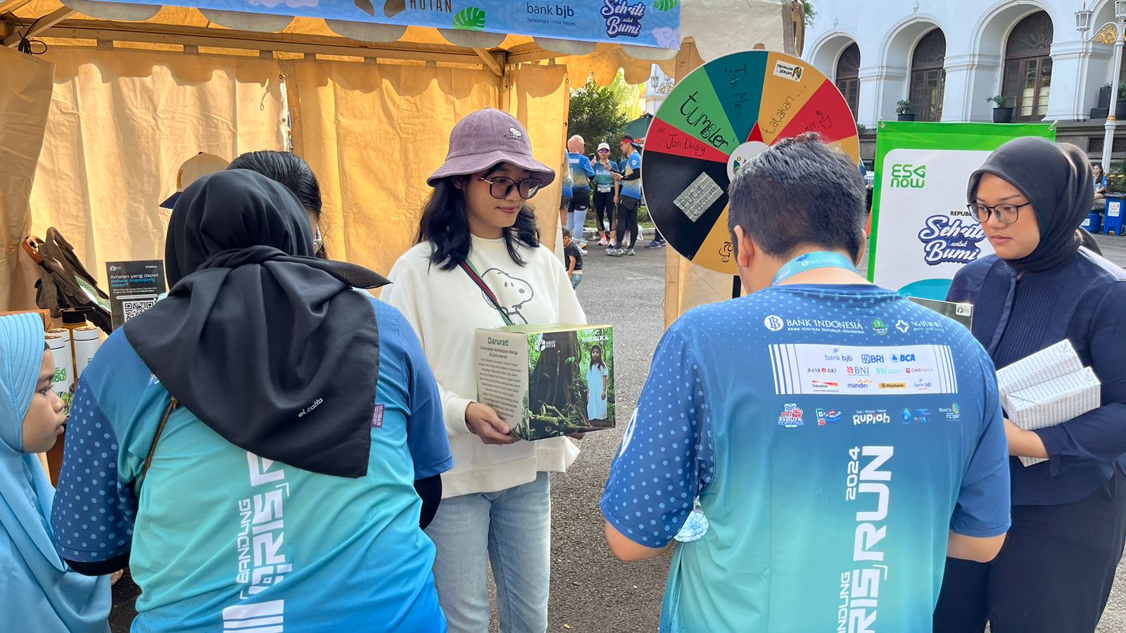 Wakaf Hutan kolaborasi antara Yayasan Hutan Wakaf Bogor dan MOSAIC, mengajak masyarakat untuk berkontribusi dalam pelestarian hutan di Jawa Barat melalui wakaf.