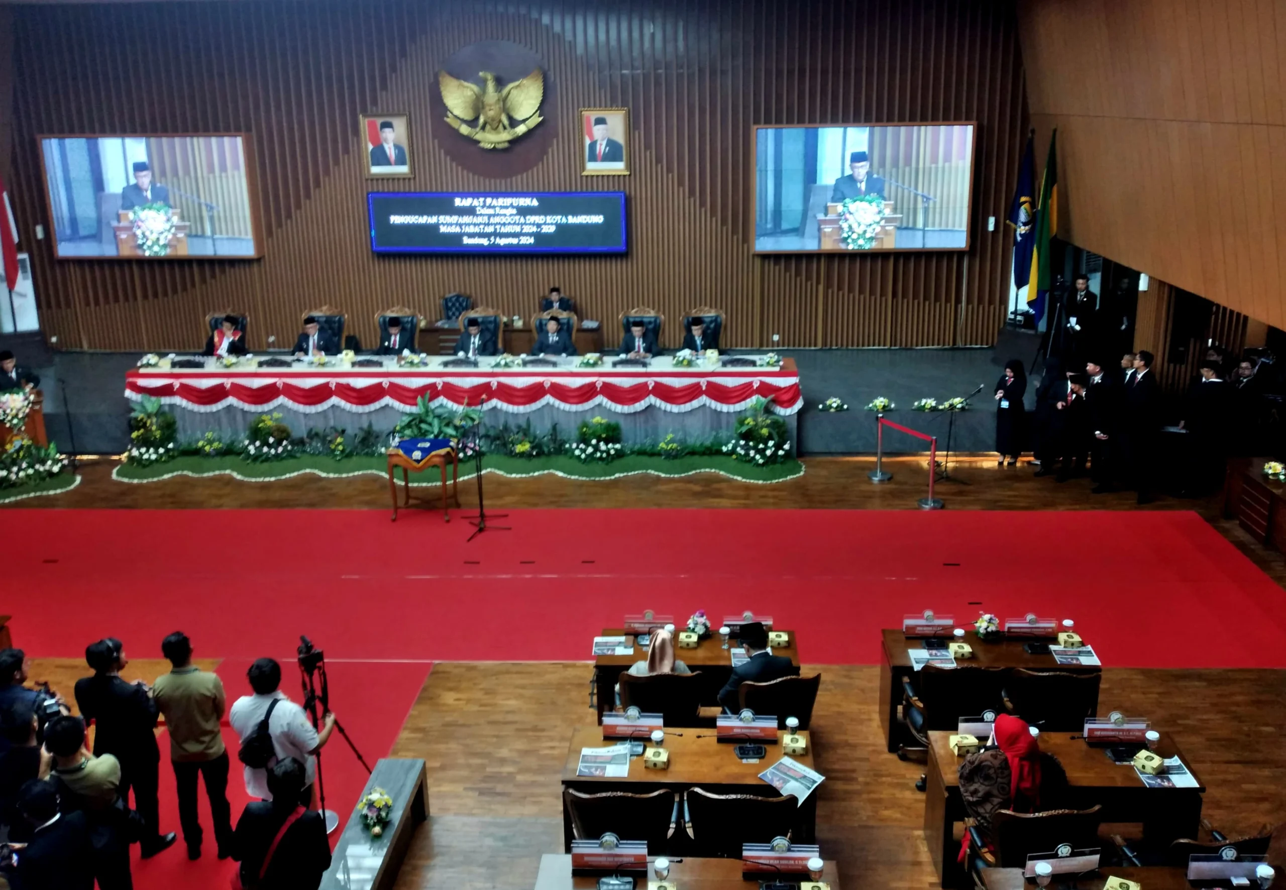 Paripurna pengambilan sumpah janji Anggota DPRD Kota Bandung hasil Pemilu 2024, Senin (5/8).