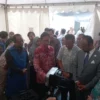 Dok. Menkes Budi Gunadi Saadikin aat meninjau alat mobile X-ray TBC di Gedung Sate Bandung, Jumat (2/8). (Janbar Ekspres/Sandi Nugraha)