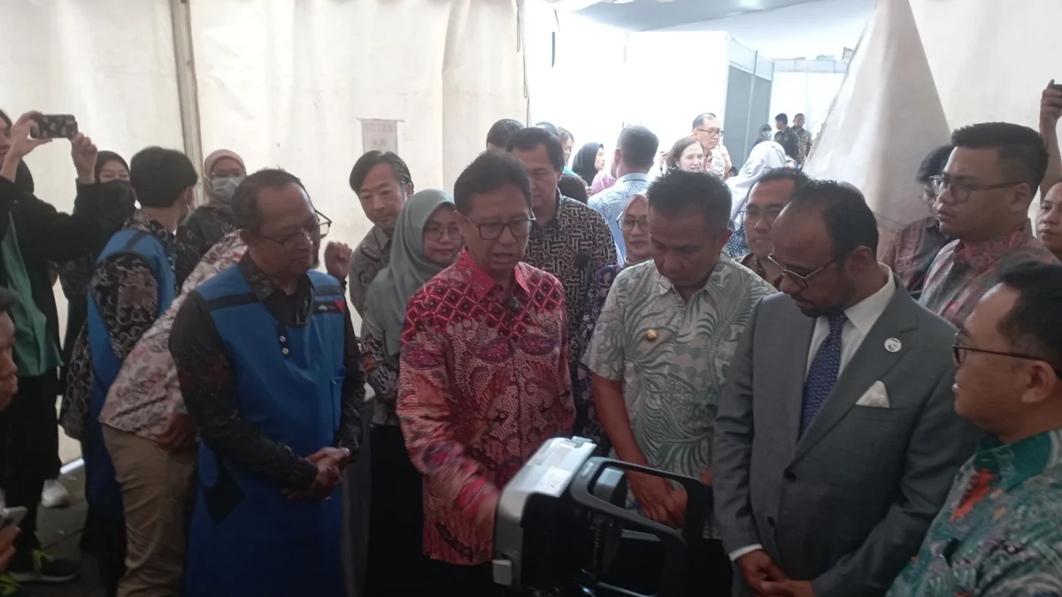 Dok. Menkes Budi Gunadi Saadikin aat meninjau alat mobile X-ray TBC di Gedung Sate Bandung, Jumat (2/8). (Janbar Ekspres/Sandi Nugraha)