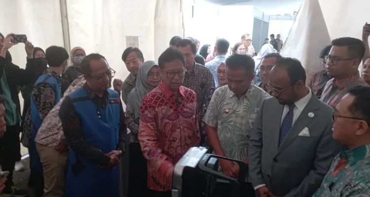 Dok. Menkes Budi Gunadi Saadikin aat meninjau alat mobile X-ray TBC di Gedung Sate Bandung, Jumat (2/8). (Janbar Ekspres/Sandi Nugraha)