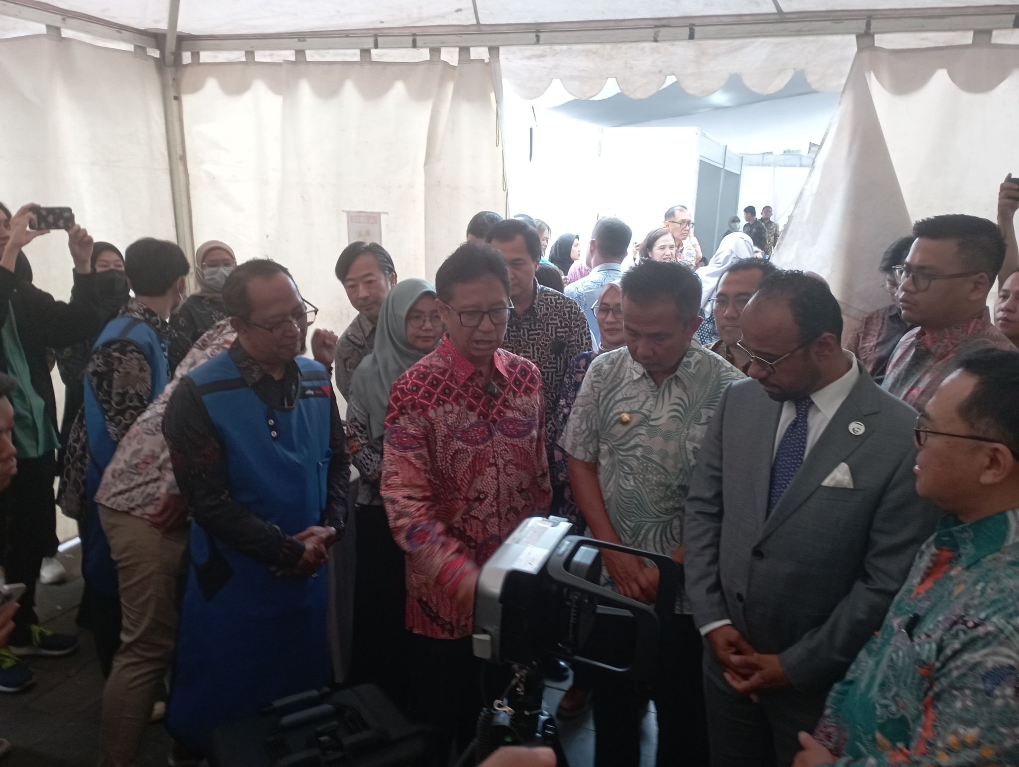 Dok. Menkes Budi Gunadi Saadikin aat meninjau alat mobile X-ray TBC di Gedung Sate Bandung, Jumat (2/8). (Janbar Ekspres/Sandi Nugraha)