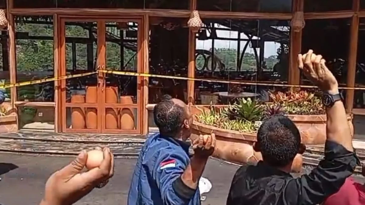 Lempar Telur Busuk ke Restoran Asep Stoberi Foto : Screenshot Video