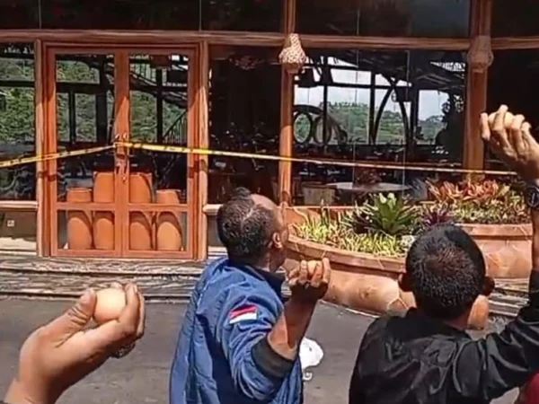 Lempar Telur Busuk ke Restoran Asep Stoberi Foto : Screenshot Video