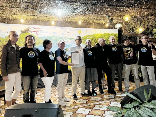 Ratusan seniman dan budayawan “Imah Urang keur Bandung” saat menyatakan dukungannya kepada Muhammad Farhan untuk maju menjadi bakal calon walikota Bandung di Pilkada 2024.