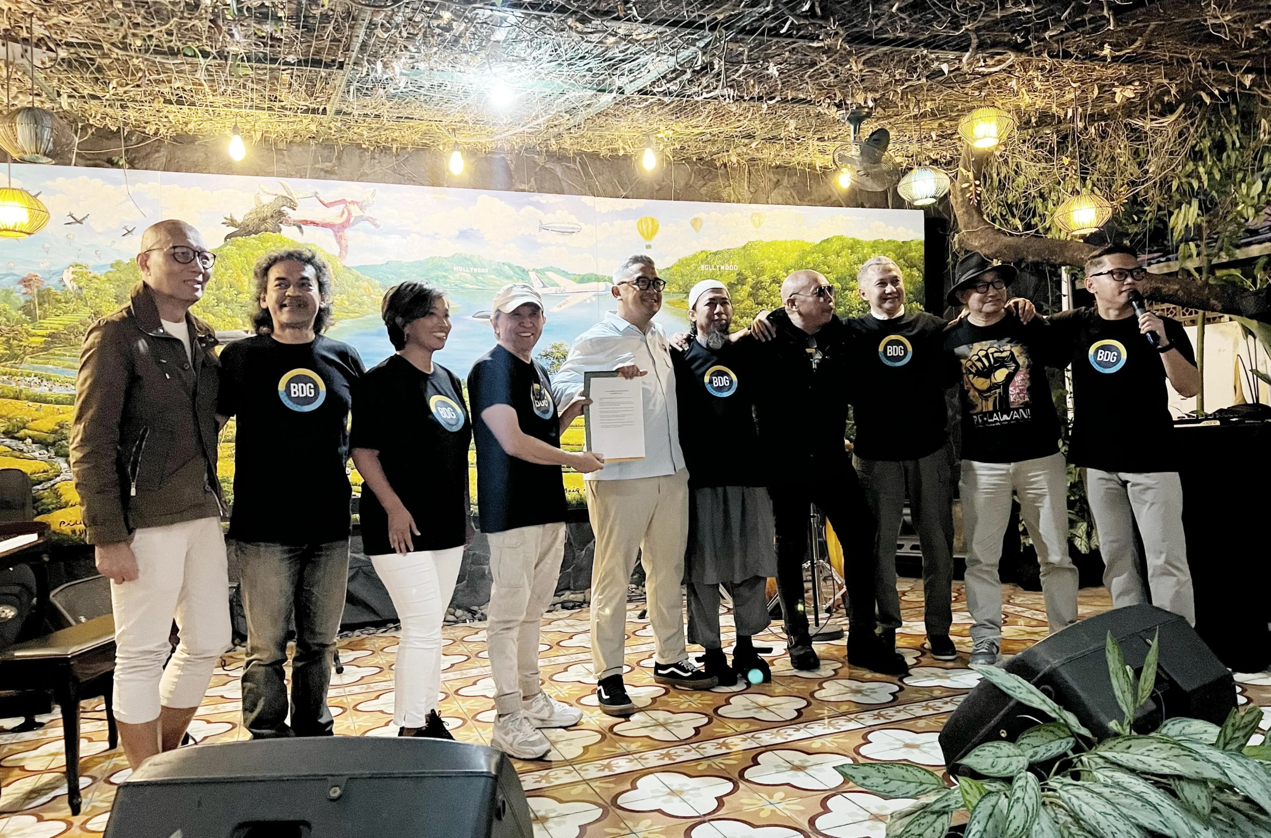Ratusan seniman dan budayawan “Imah Urang keur Bandung” saat menyatakan dukungannya kepada Muhammad Farhan untuk maju menjadi bakal calon walikota Bandung di Pilkada 2024.