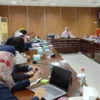 Jajaran Bapemperda DPRD Kota Bogor saat menggelar rapat kerja bersama KPAID dan Pemkot Bogor. (Yudha Prananda / Jabar Ekspres)