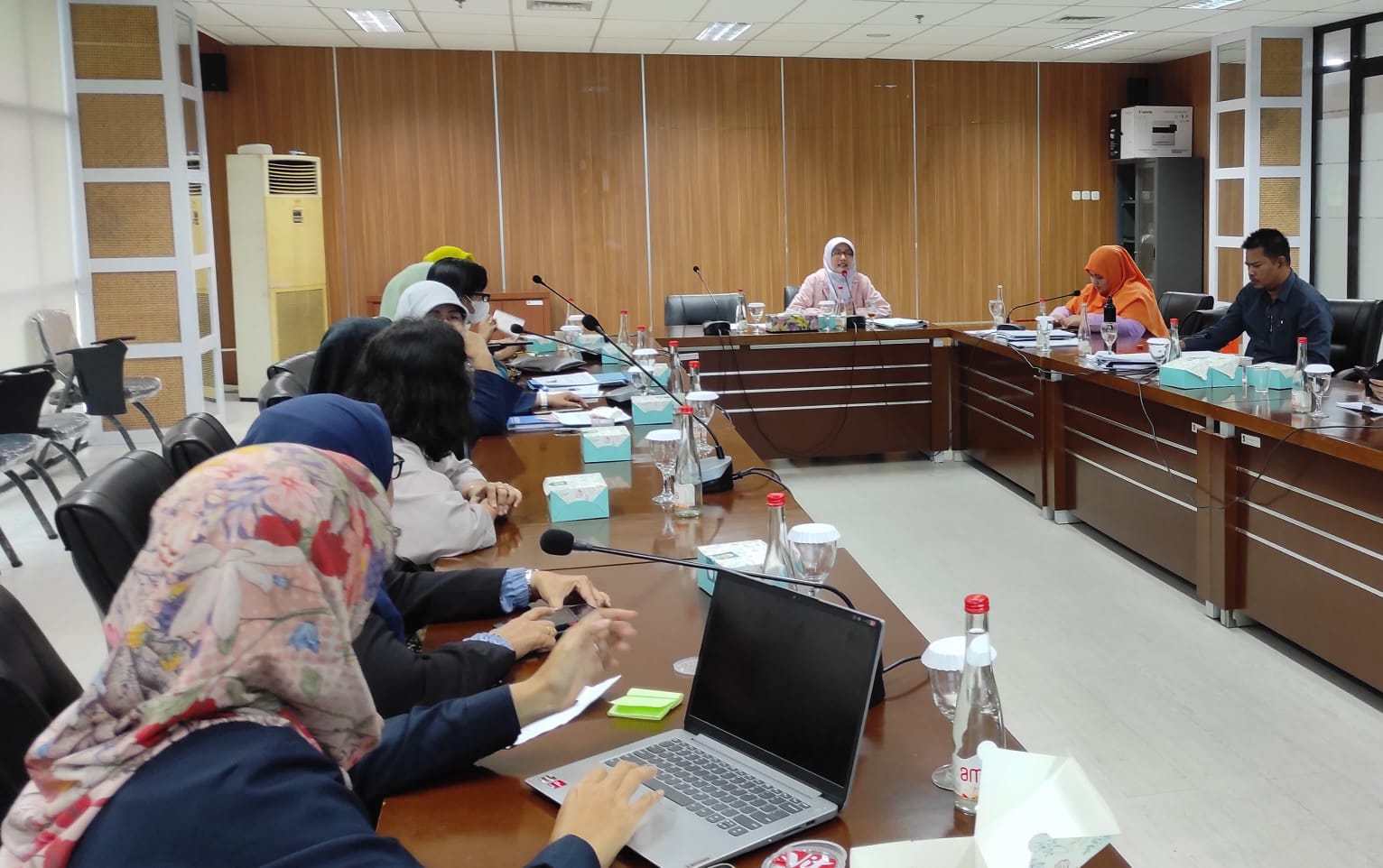Jajaran Bapemperda DPRD Kota Bogor saat menggelar rapat kerja bersama KPAID dan Pemkot Bogor. (Yudha Prananda / Jabar Ekspres)