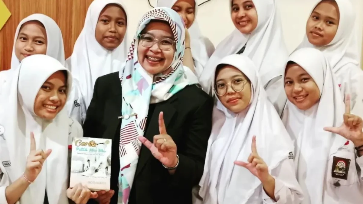 Praktisi pendidikan remaja dan Founder Komunitas Ibu Peduli Bullying Indonesia, Septi Ambarwati bersama para pelajar.