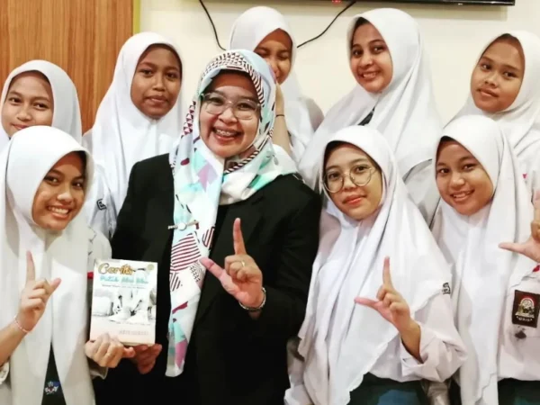 Praktisi pendidikan remaja dan Founder Komunitas Ibu Peduli Bullying Indonesia, Septi Ambarwati bersama para pelajar.