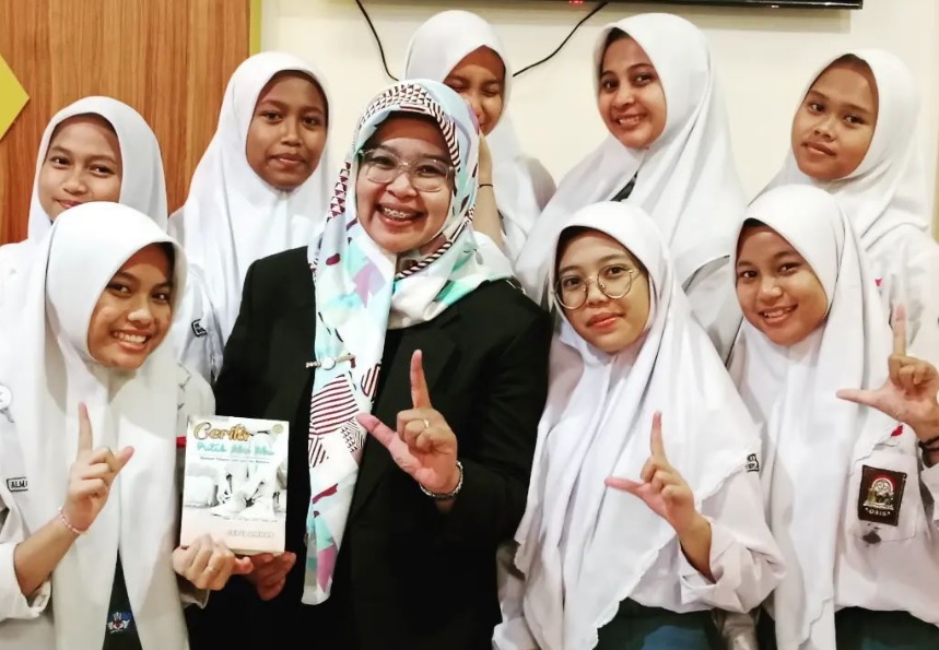 Praktisi pendidikan remaja dan Founder Komunitas Ibu Peduli Bullying Indonesia, Septi Ambarwati bersama para pelajar.