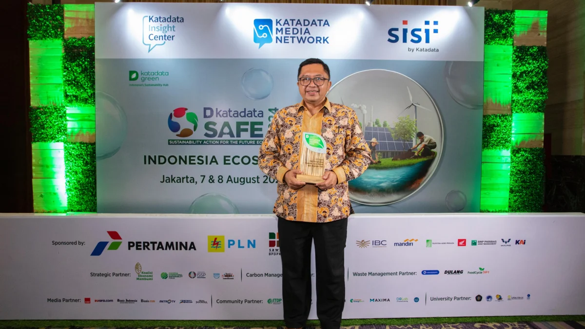 SEVP Enterprise Risk bank bjb Asep Dani Fadilah saat menerima penghargaan Katadata Green Initiative Awards di Grand Ballroom Hotel Indonesia Kempinski Jakarta pada Rabu, 7 Agustus 2024.