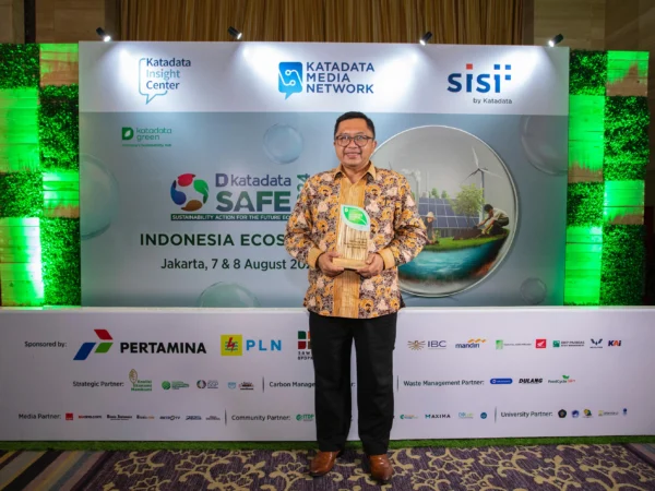 SEVP Enterprise Risk bank bjb Asep Dani Fadilah saat menerima penghargaan Katadata Green Initiative Awards di Grand Ballroom Hotel Indonesia Kempinski Jakarta pada Rabu, 7 Agustus 2024.