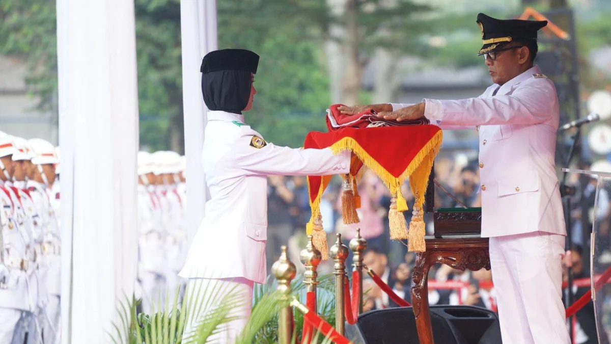 Pj Wali Kota Bogor, Hery Antasari saat menjadi Inspektur Upacara HUT RI ke-79 tingkat Kota Bogor di Lapangan Sempur, Sabtu (17/8). (Yudha Prananda / Jabar Ekspres)