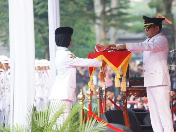 Pj Wali Kota Bogor, Hery Antasari saat menjadi Inspektur Upacara HUT RI ke-79 tingkat Kota Bogor di Lapangan Sempur, Sabtu (17/8). (Yudha Prananda / Jabar Ekspres)