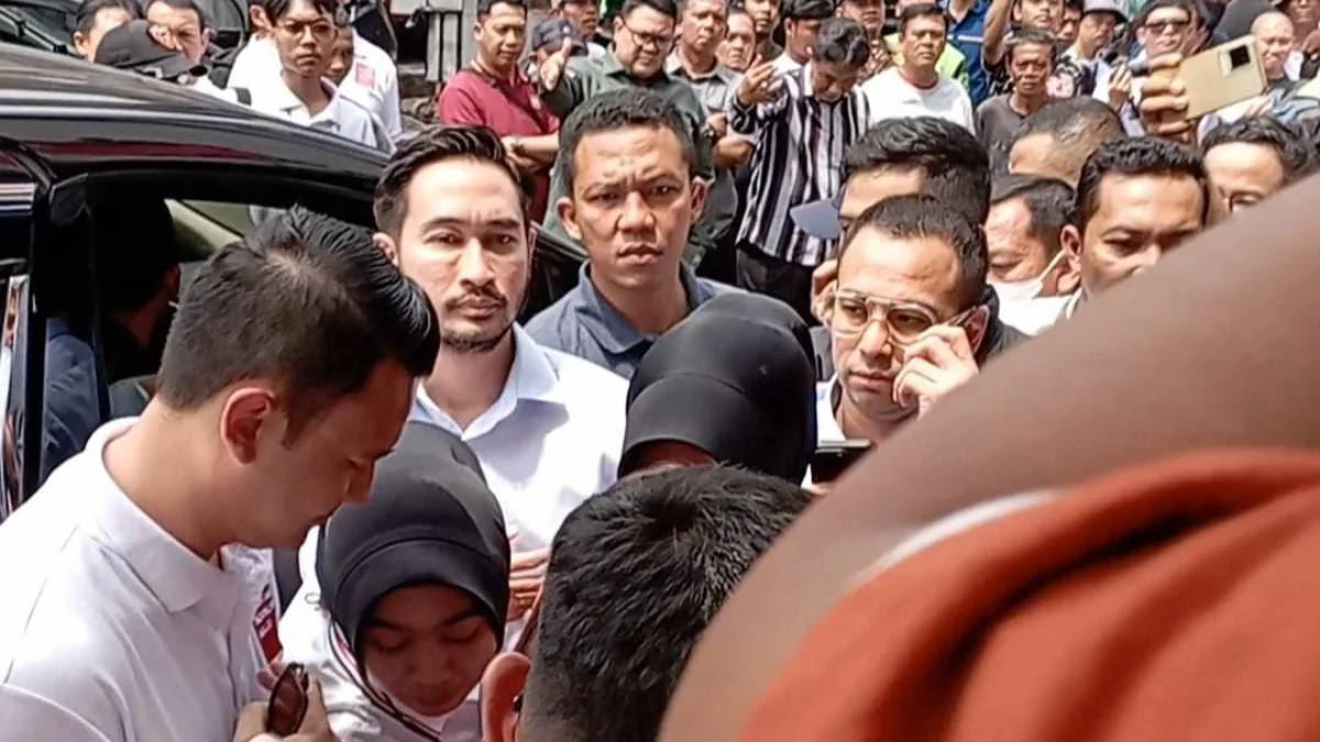 DISAMBUT ANTUSIAS: Balon Bupati Bandung Barat Jeje Ritchie Ismail bersama Raffi Ahmad saat mendampingi wapres terpilih Gibran di Pasar Baru Kota Bandung, Kamis (22/8/2024).