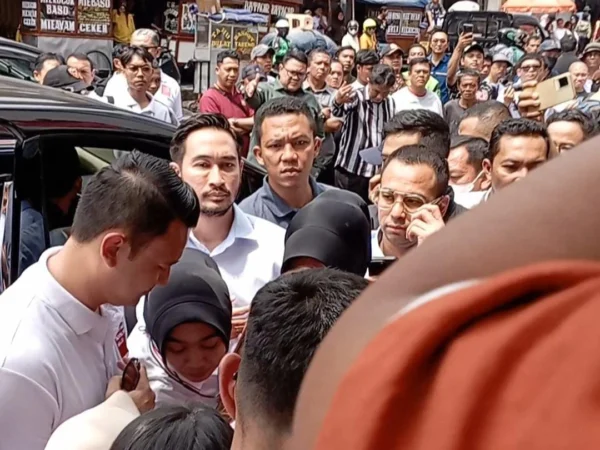 DISAMBUT ANTUSIAS: Balon Bupati Bandung Barat Jeje Ritchie Ismail bersama Raffi Ahmad saat mendampingi wapres terpilih Gibran di Pasar Baru Kota Bandung, Kamis (22/8/2024).