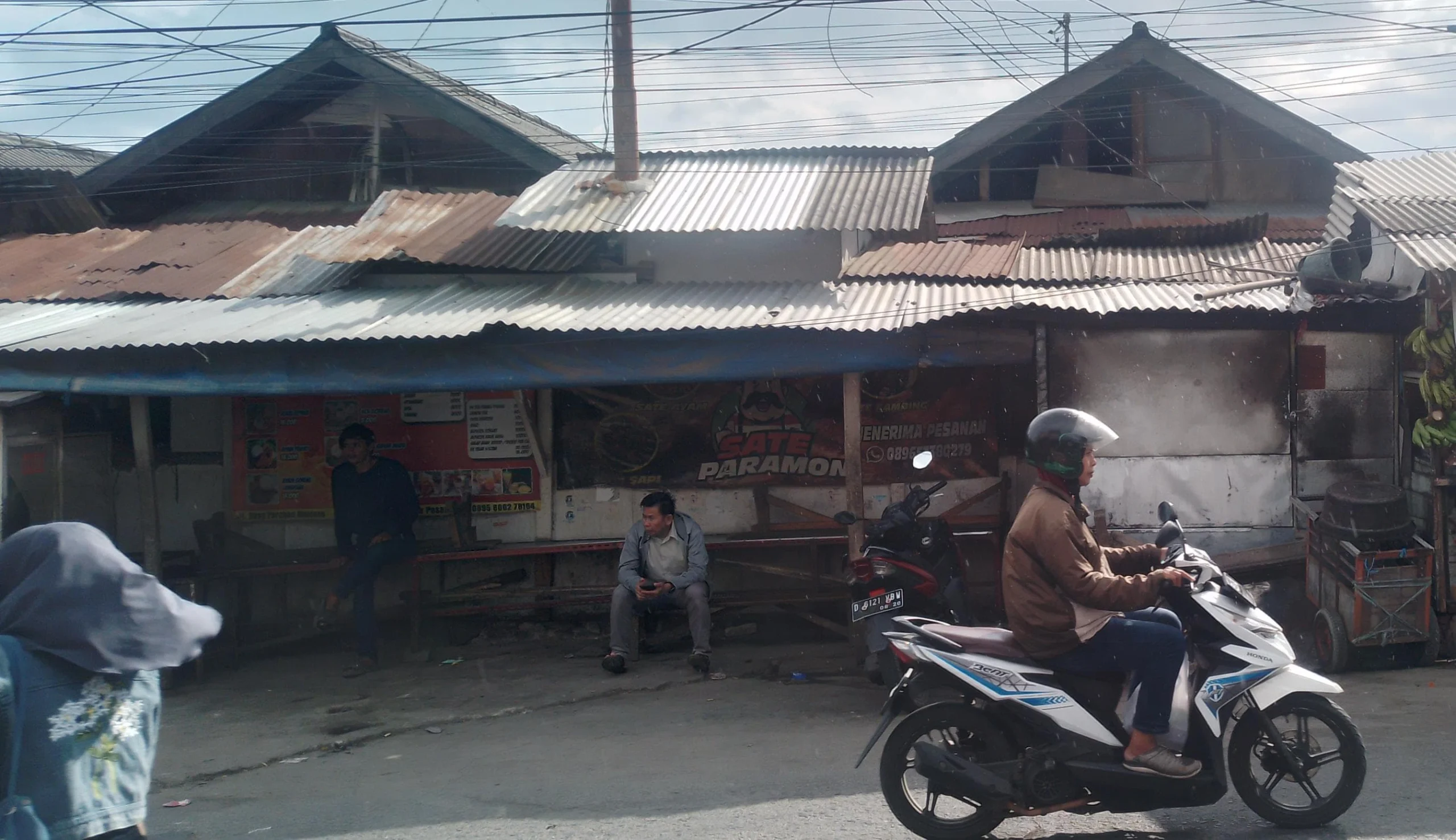 Kondisi kumuhnya Pasar Tradisional Parakanmuncang, di wilayah Desa Sindangpakuon, Kecamatan Cimanggung, Kabupaten Sumedang. (Yanuar/Jabar Ekspres)