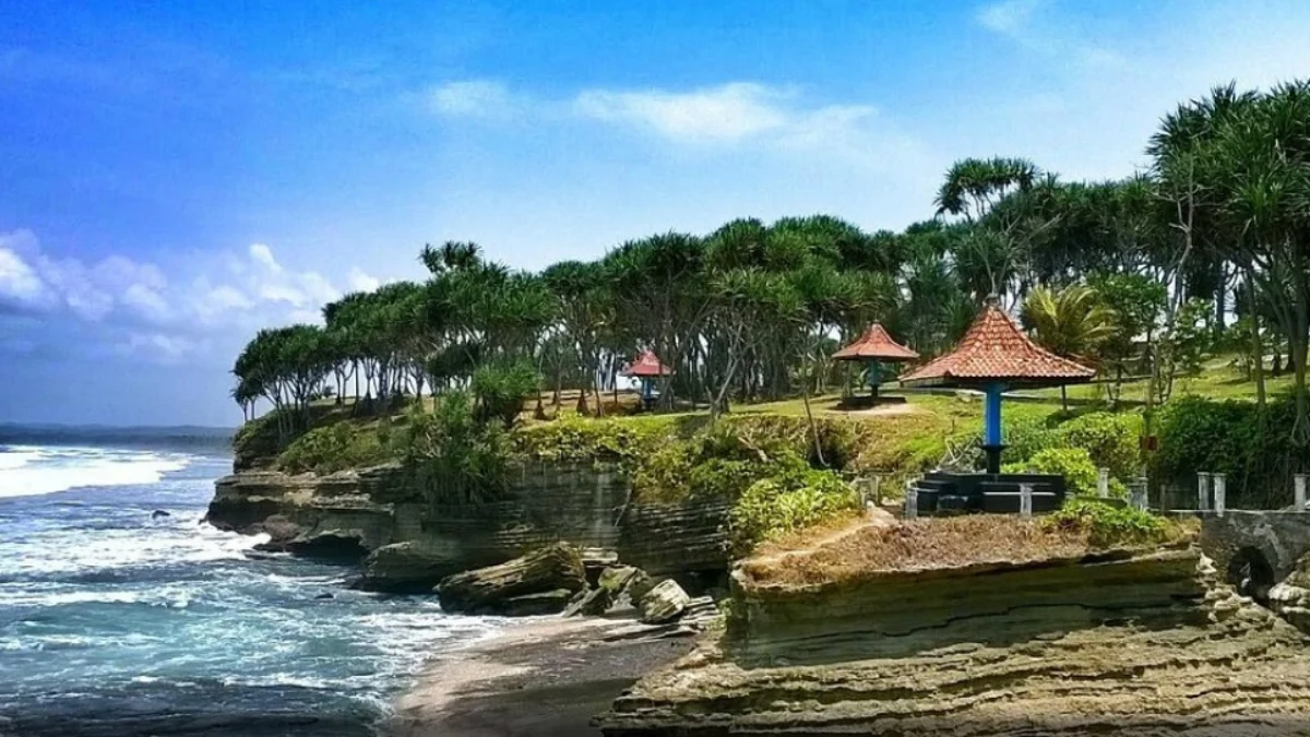 Pantai Batu Hiu, menjadi salah satu rekomendasi pantai yang eksotis di Jawa Barat.