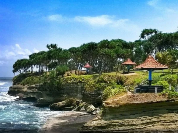 Pantai Batu Hiu, menjadi salah satu rekomendasi pantai yang eksotis di Jawa Barat.