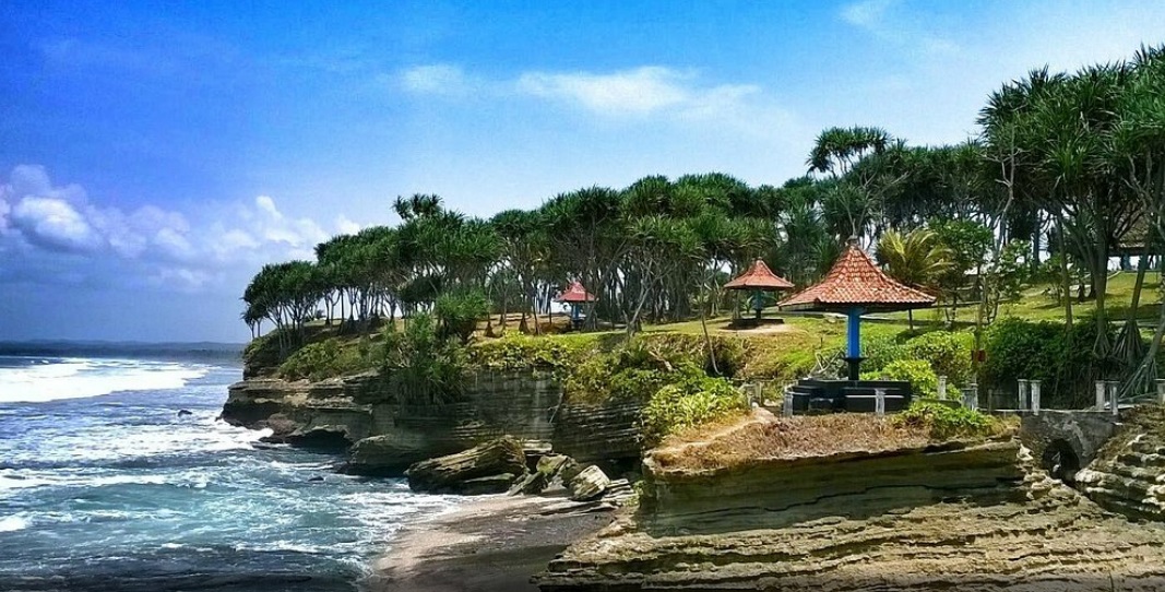 Pantai Batu Hiu, menjadi salah satu rekomendasi pantai yang eksotis di Jawa Barat.