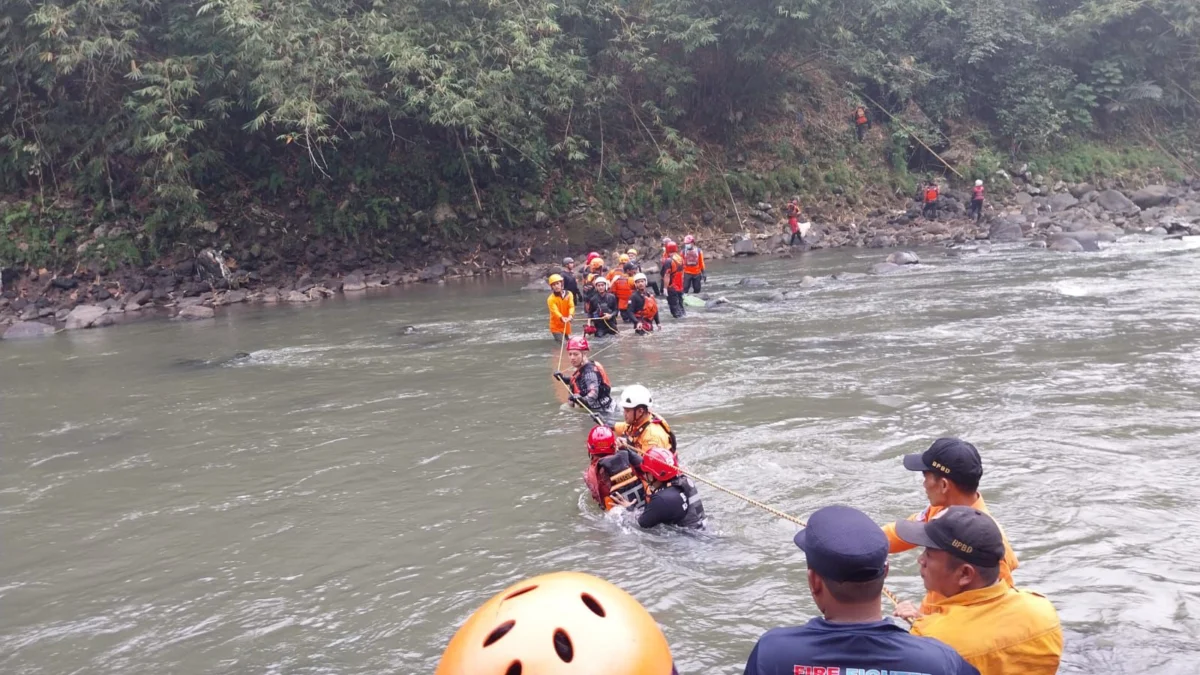 Tim gabungan saat mengevakuasi mayat Yogi (23 tahun) yang loncat dari Jembatan Cirahong ke Sungai Citanduy di Kabupaten Ciamis, Kamis 8 Agustus 2024. (Cecep Herdi/Jabar Ekspres)