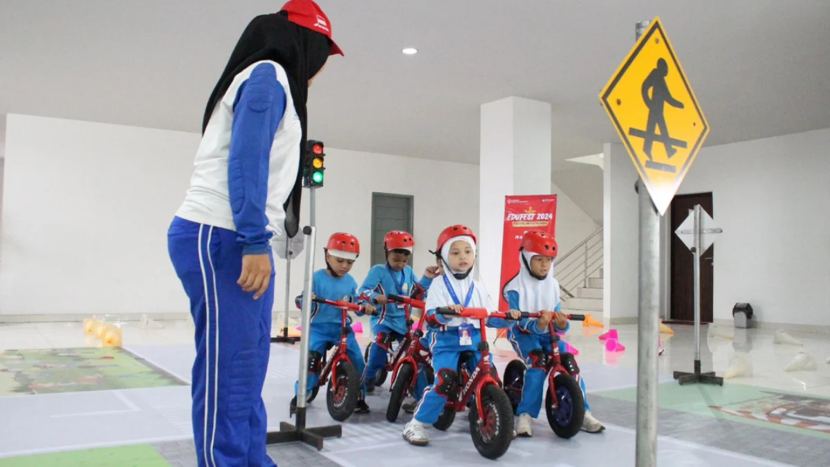 Para Figur Safety Riding Astra Honda sedang melakukan simulasi edukasi etika keselamatan berkendara kepada anak usia dini dalam gelaran Edufest Figur #Cari_Aman Astra Honda (13/8)