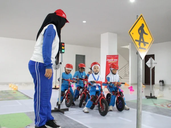 Para Figur Safety Riding Astra Honda sedang melakukan simulasi edukasi etika keselamatan berkendara kepada anak usia dini dalam gelaran Edufest Figur #Cari_Aman Astra Honda (13/8)