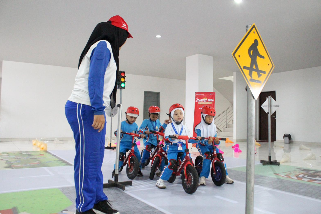 Para Figur Safety Riding Astra Honda sedang melakukan simulasi edukasi etika keselamatan berkendara kepada anak usia dini dalam gelaran Edufest Figur #Cari_Aman Astra Honda (13/8)