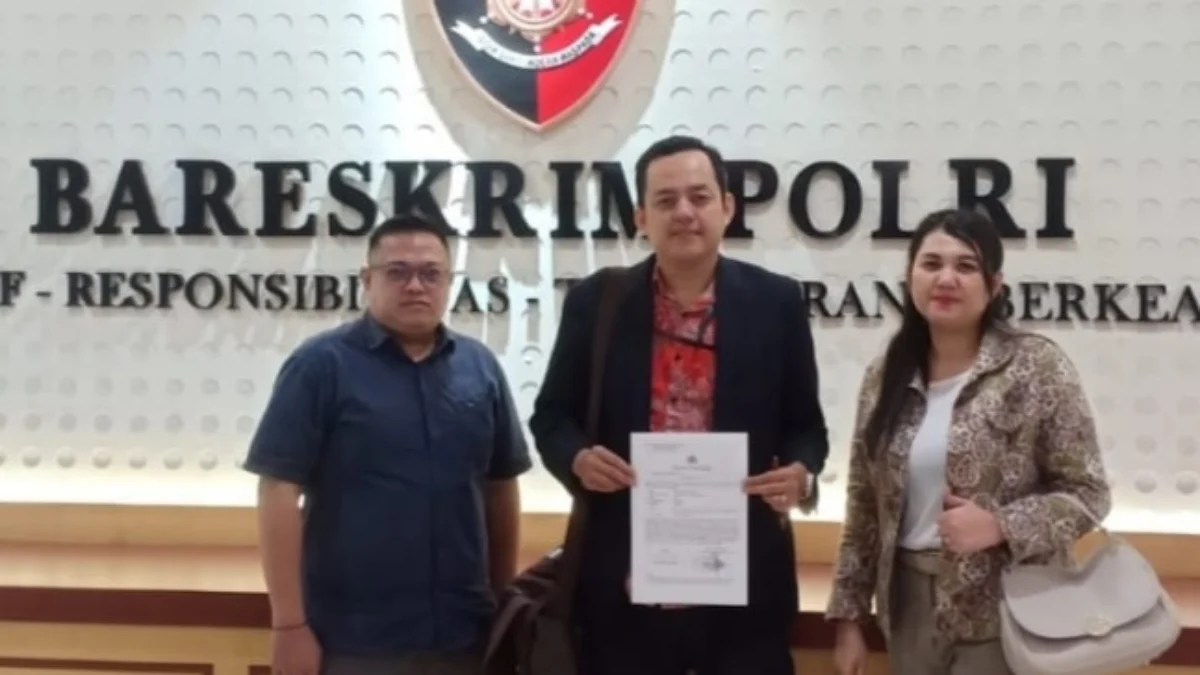 Advokad dari BAP Law Office bersama perwakilan korban sekaligus pengurus paguyuban korban smartwallet indonesia saat mendatangi Bareskrim Polri untuk membuat laporan.