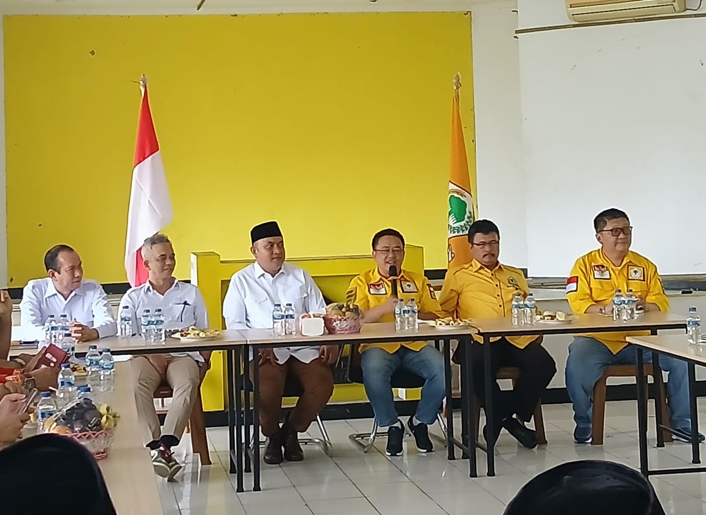 Bakal Calon Bupati Kabupaten Bogor Ade ruhandi atau dikenal dengan Jaro Ade sepertinya harus melakukan lobi-lobi politik agar dapat restu